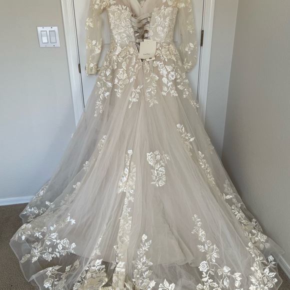 Gorgeous champagne lace wedding gown - Picture 5 of 12